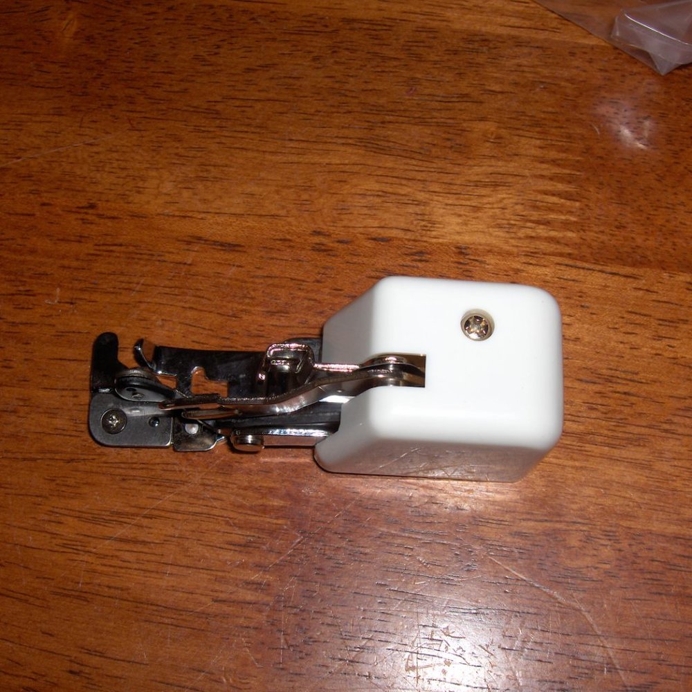 Side Cutter 2 Zig Zag Sewing Machine Attachment. Model R-CT 10 - Picture 8 of 9